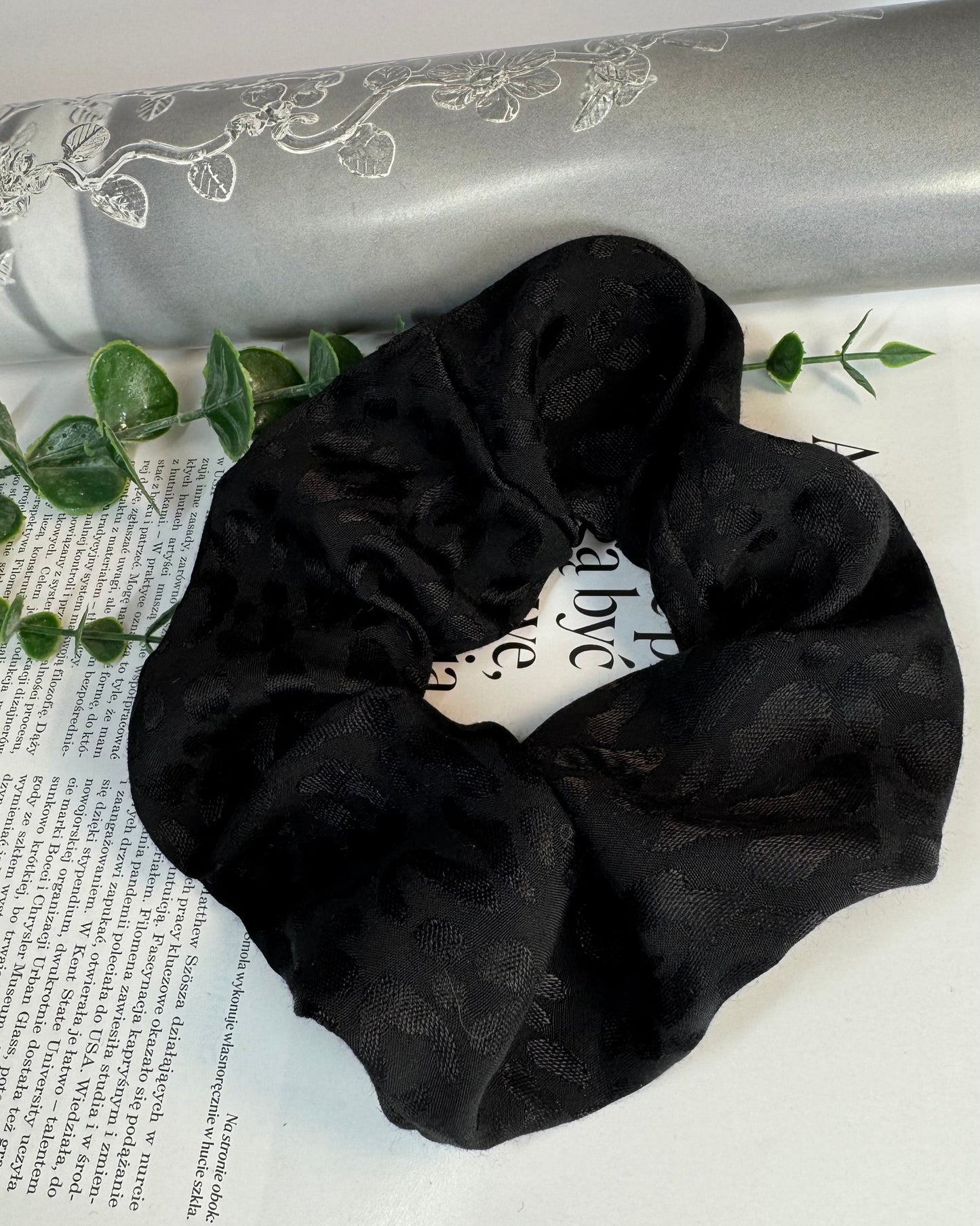 Czarna panterka - gumka do włosów Scrunchie